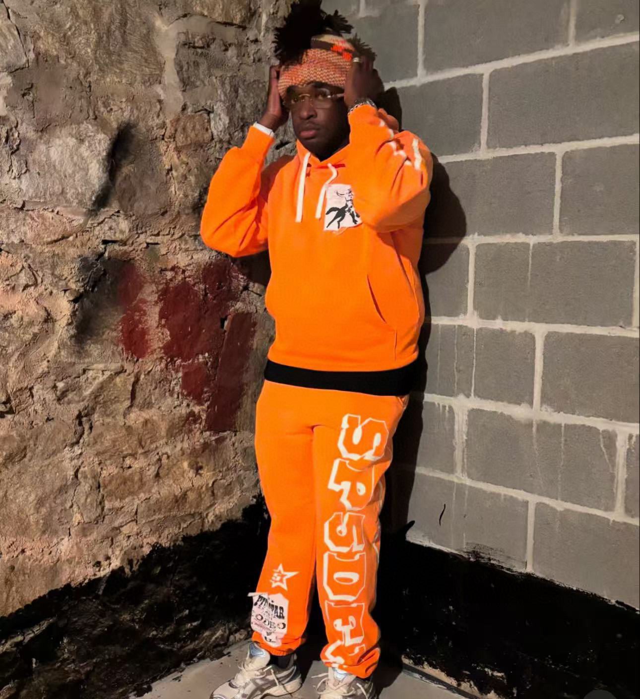 Orangefarbener Kapuzenpullover