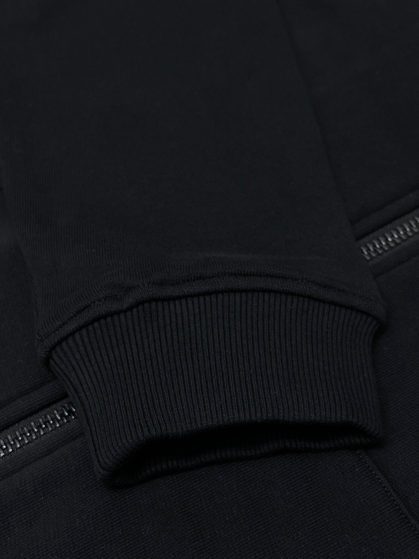 Schwarze und graue Jacke