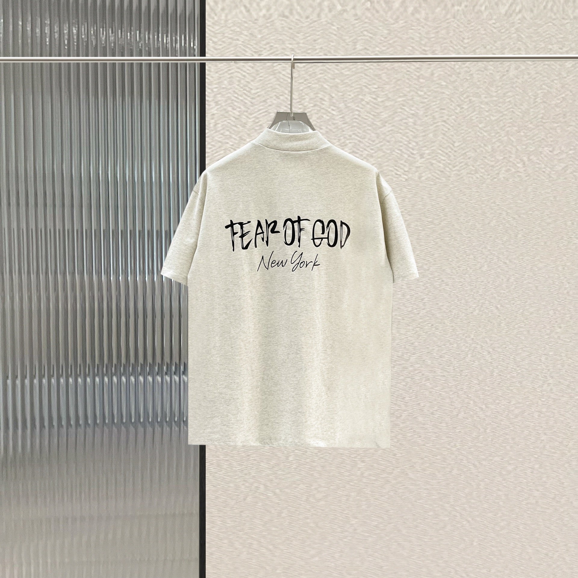 Schwarzes und graues T-Shirt