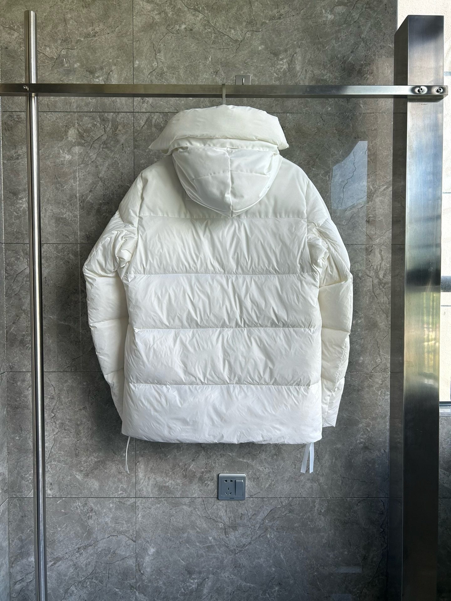 Weiße, graue und schwarze Jacke