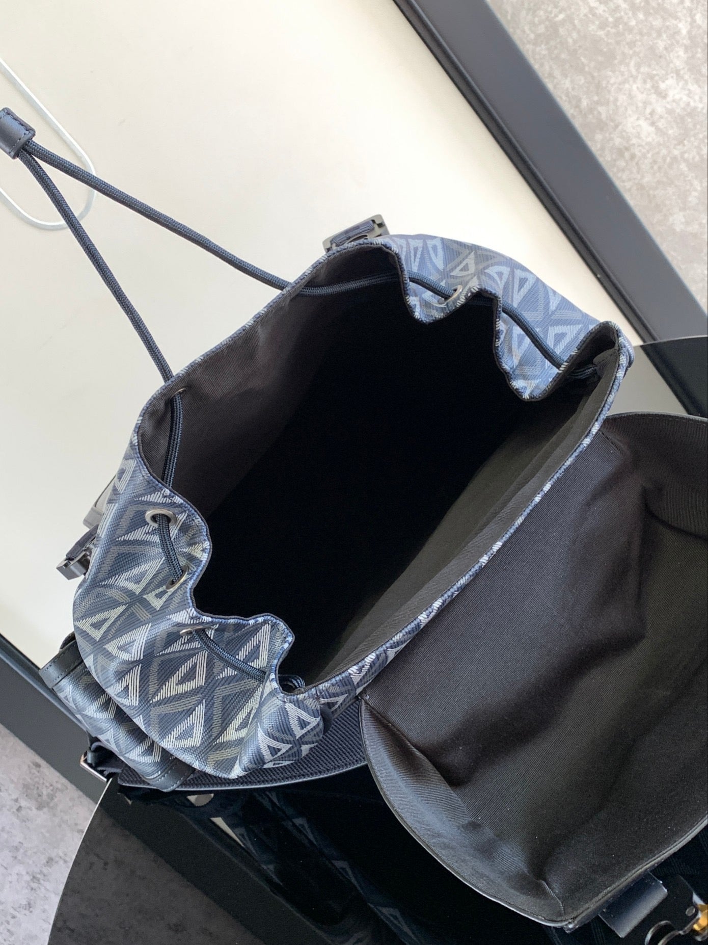 Dunkelblaue Tasche