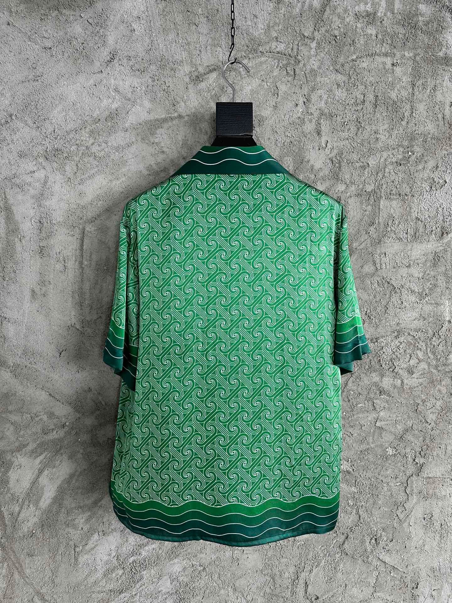 قميص متعدد الألوان