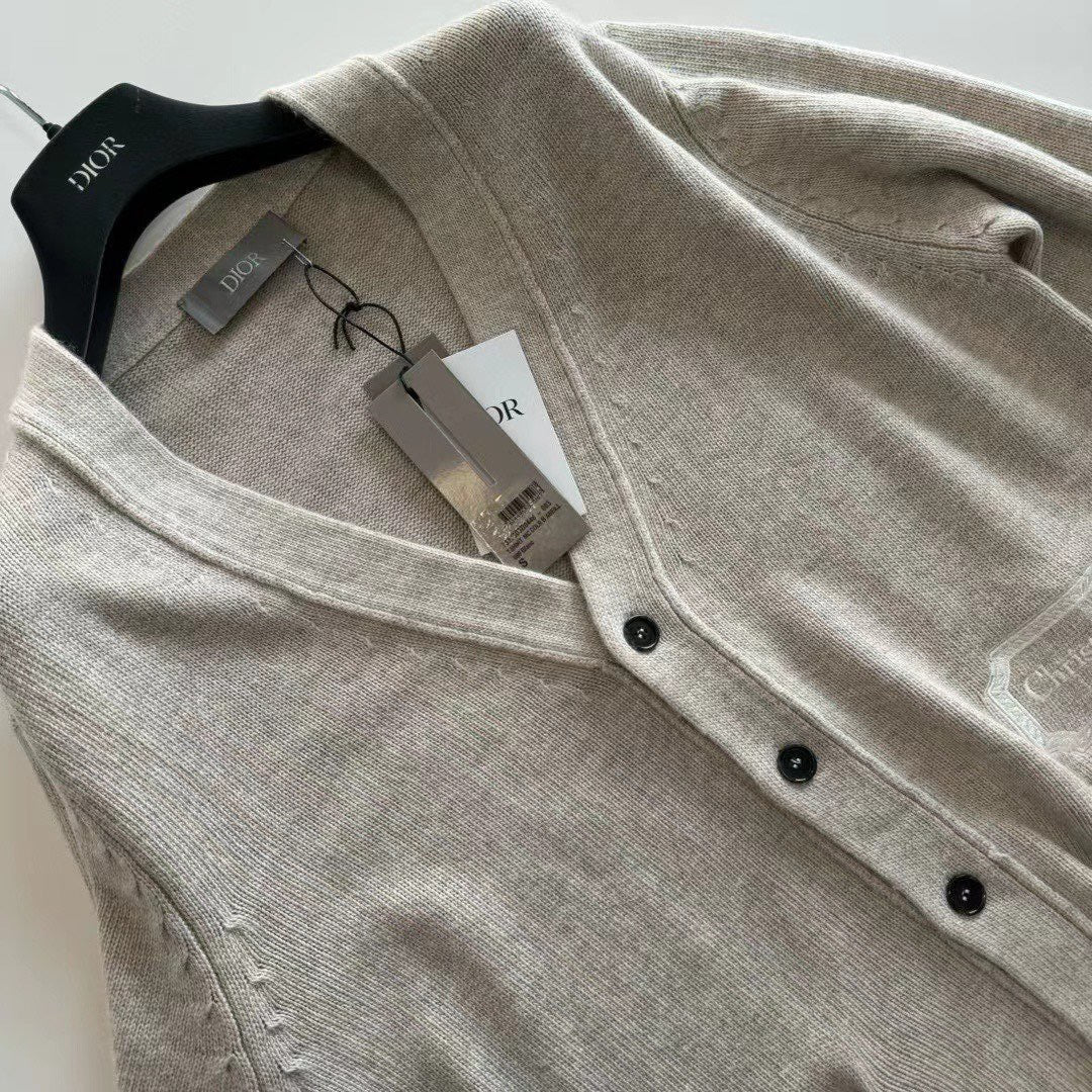 Schwarze und graue Jacke