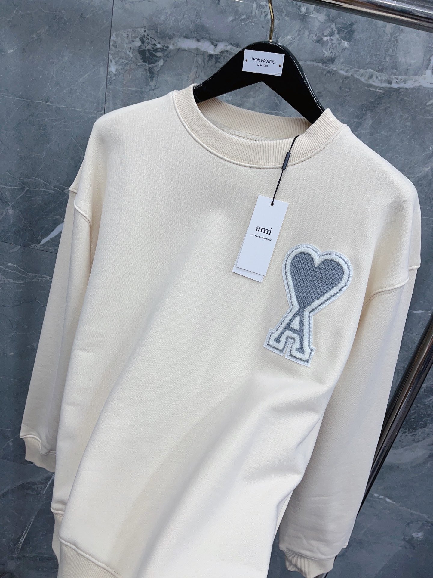 Jersey negro, gris y blanco