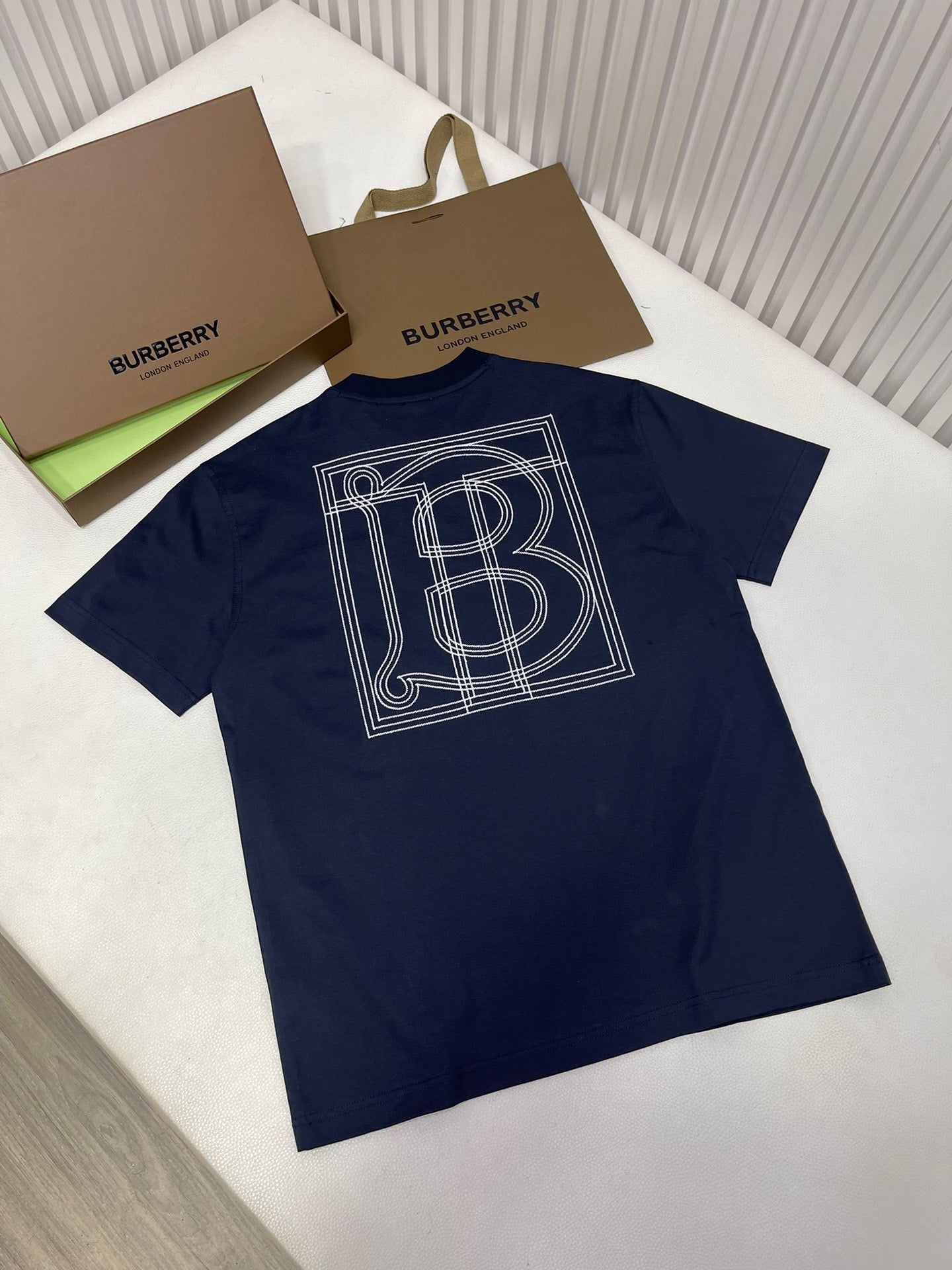 Schwarzes, weißes und blaues T-Shirt