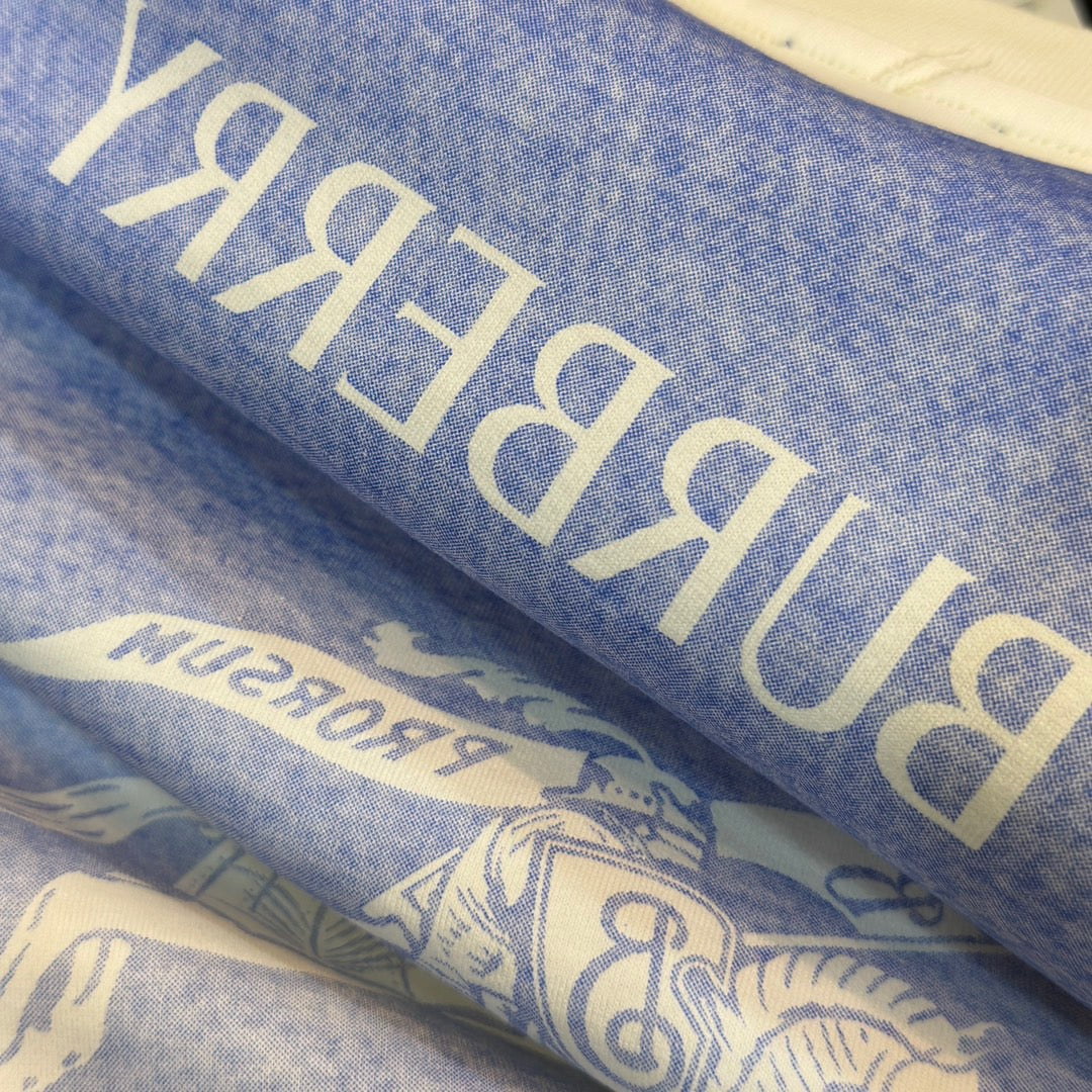 Weißes und blaues T-Shirt