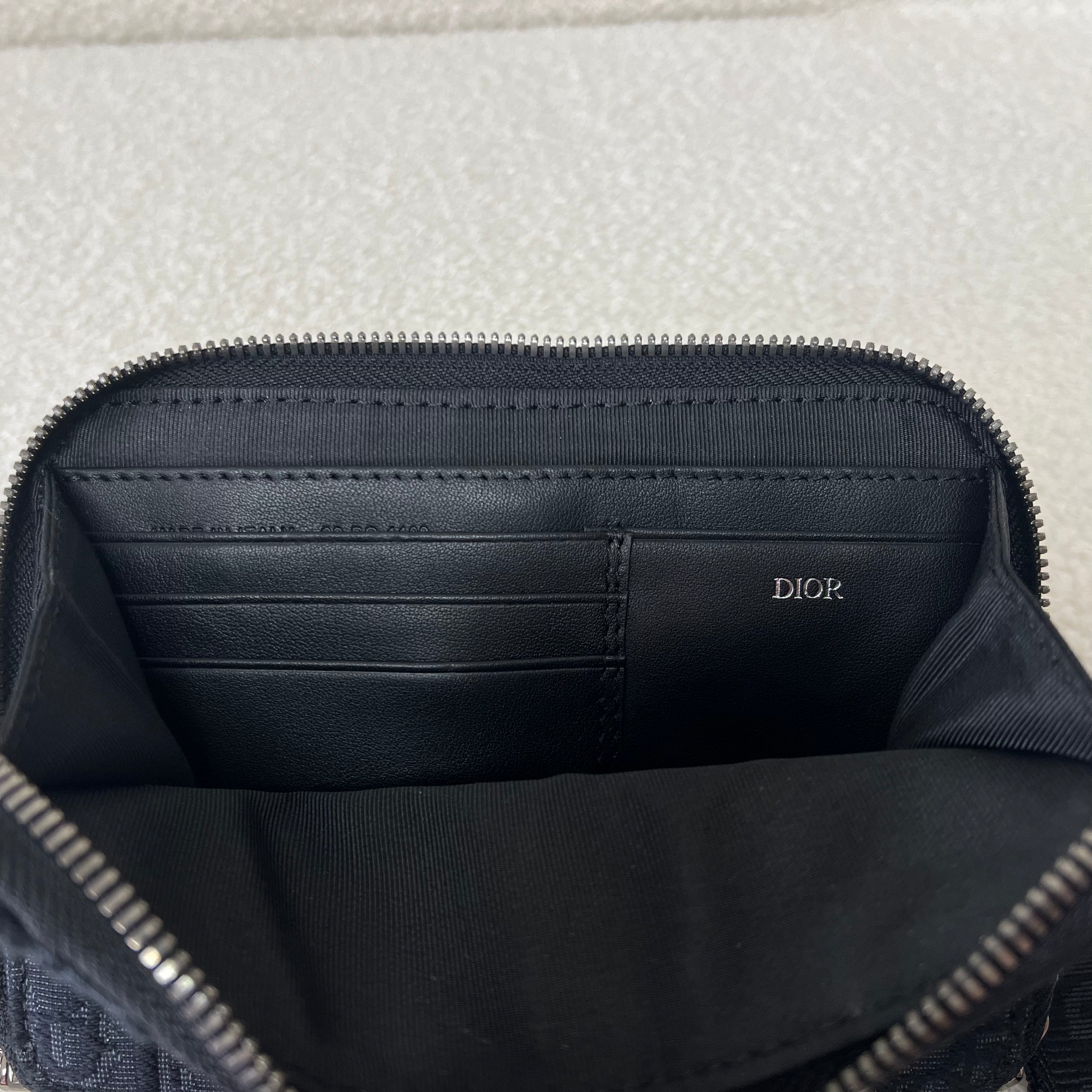 Blaue und schwarzgraue Tasche