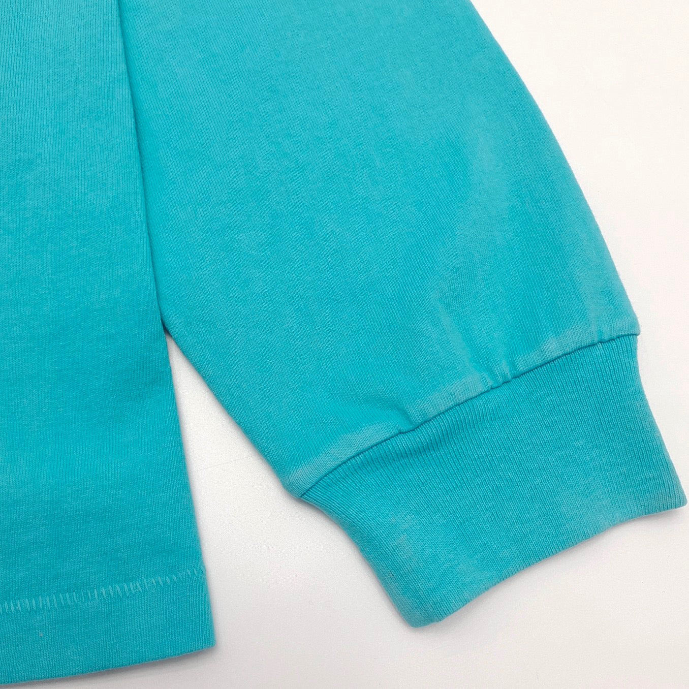Blaues und himmelblaues Sweatshirt