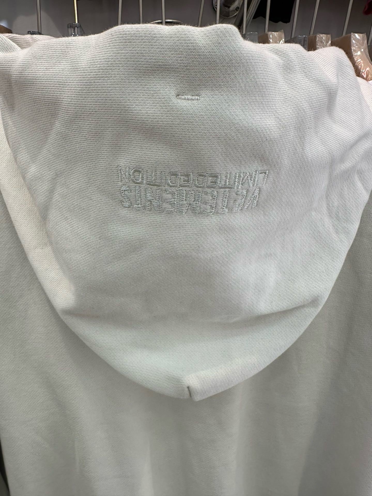 Weißer Hoodie