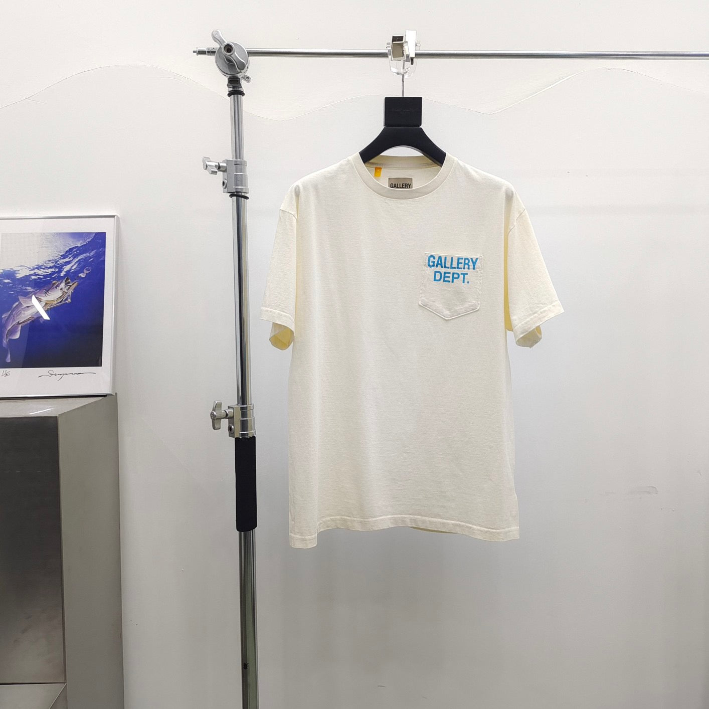 T-Shirt in Seeblau und Off-White