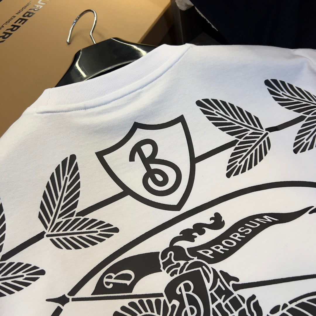 Schwarz-weißes T-Shirt