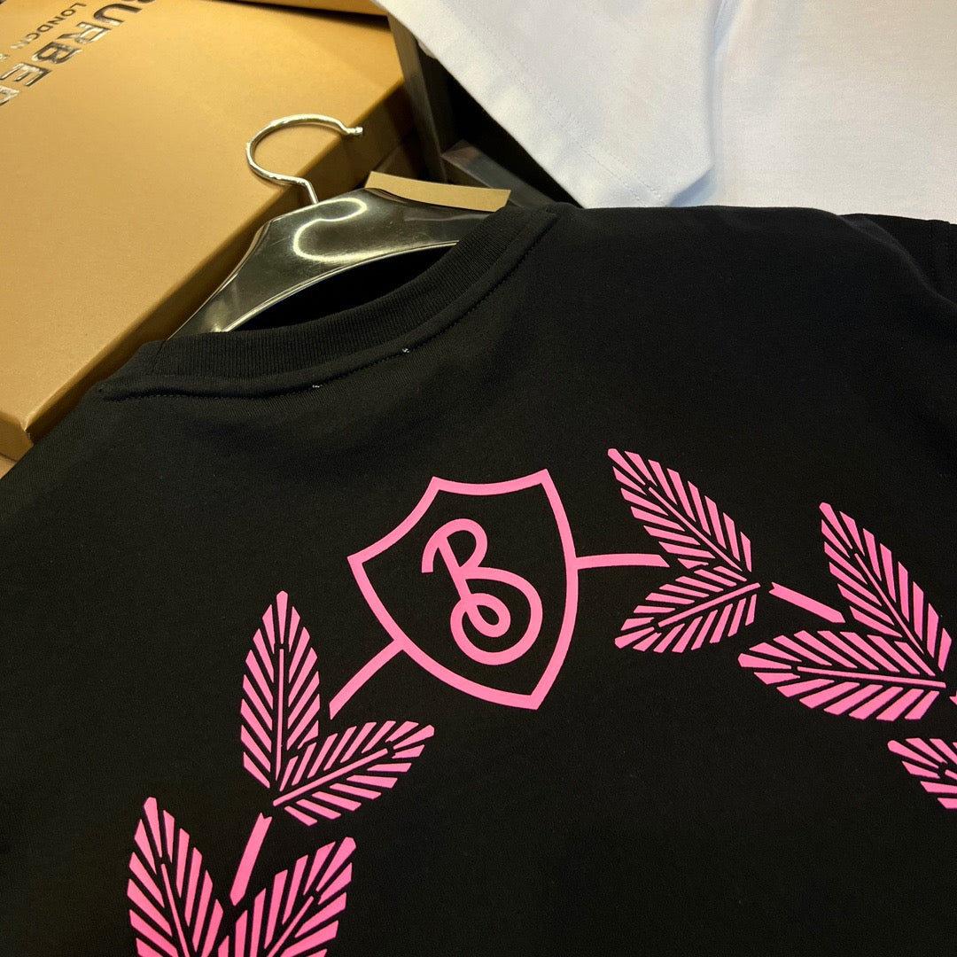 Schwarz-weißes T-Shirt