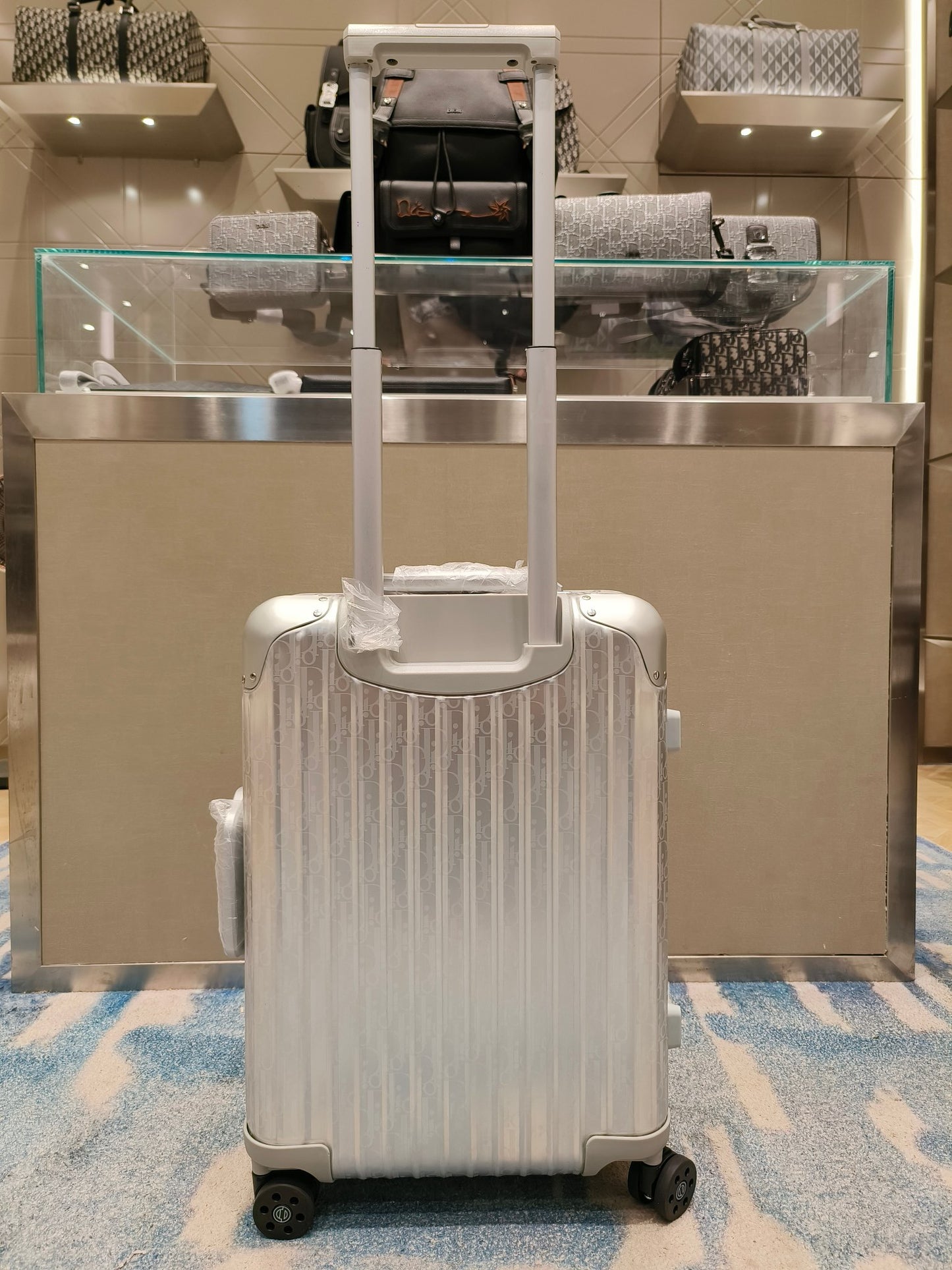 Schwarzer, silberner und brauner Koffer