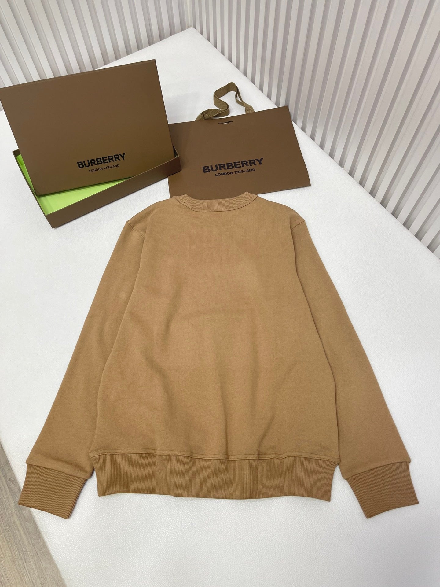 Schwarzer und braungrauer Jersey
