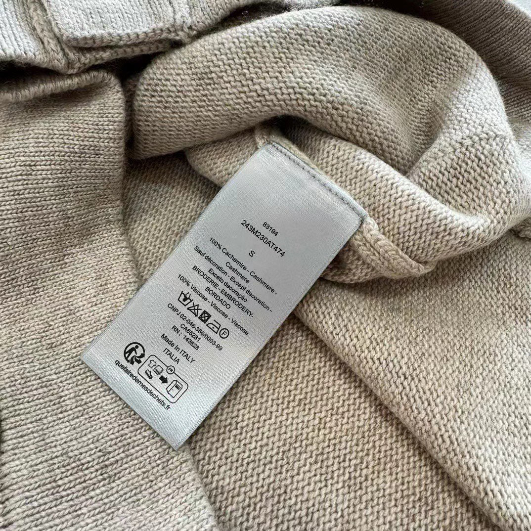 Schwarze und graue Jacke