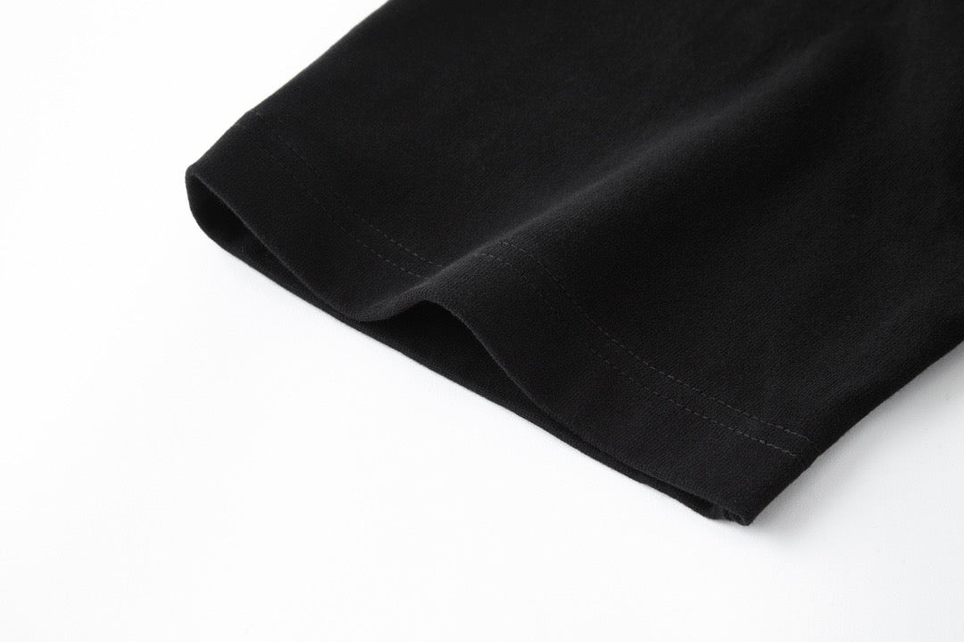 Schwarz-weißes T-Shirt
