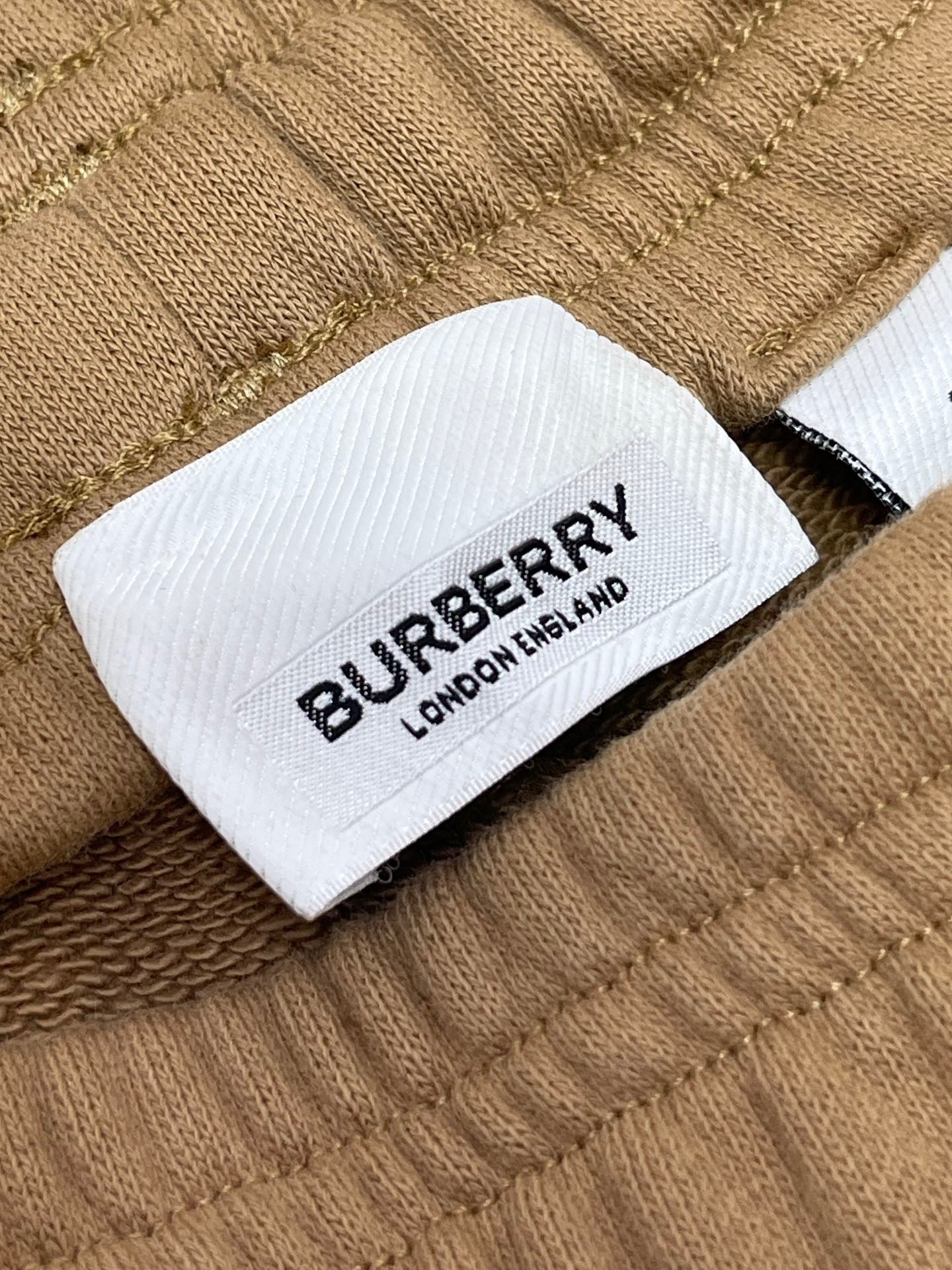 Schwarze und khakifarbene Shorts