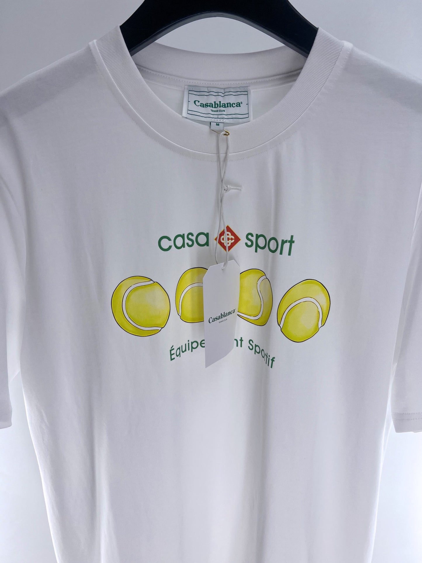 Camiseta azul y blanca