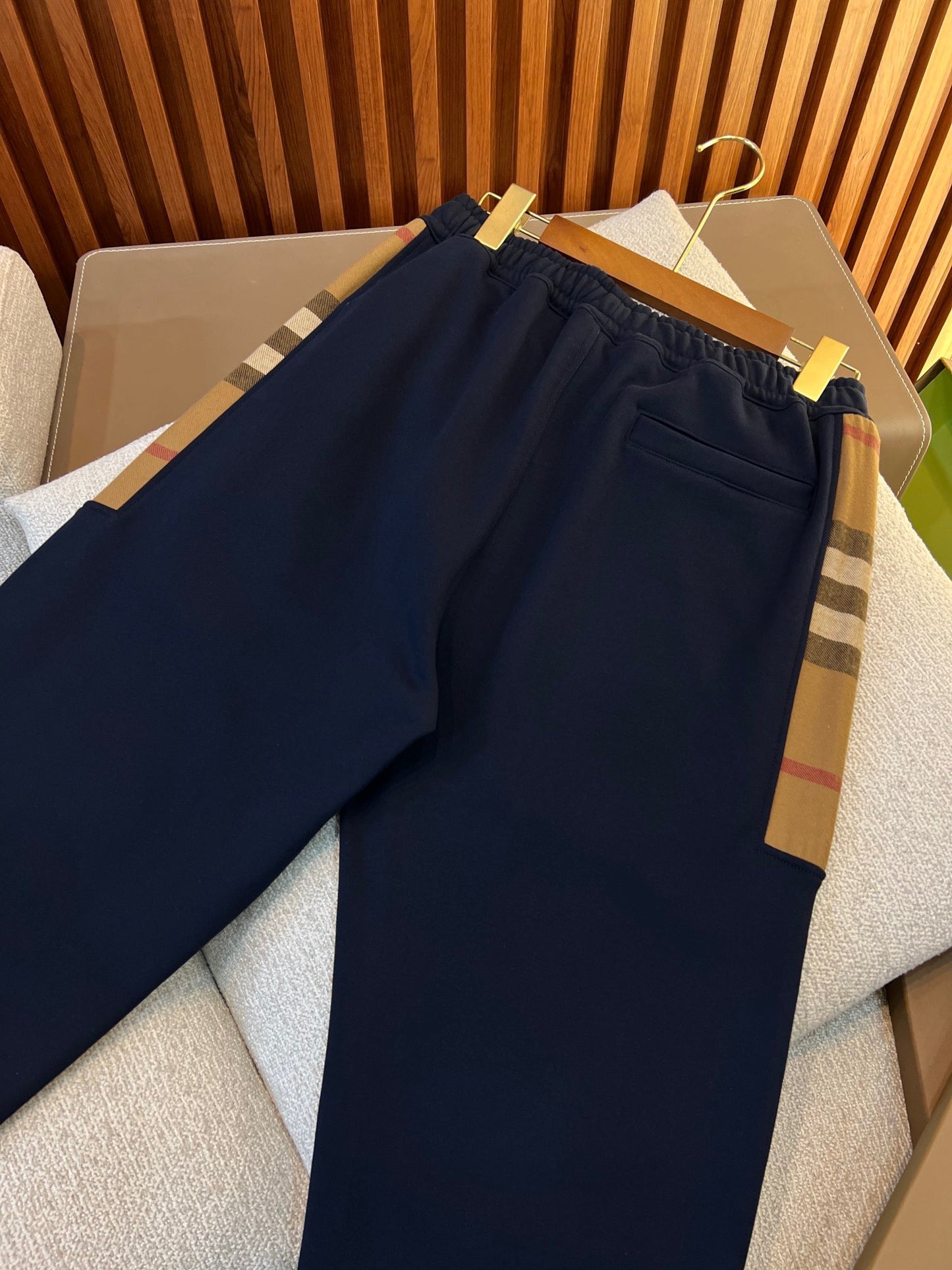 Schwarze, graue, khakifarbene und blaue Hose