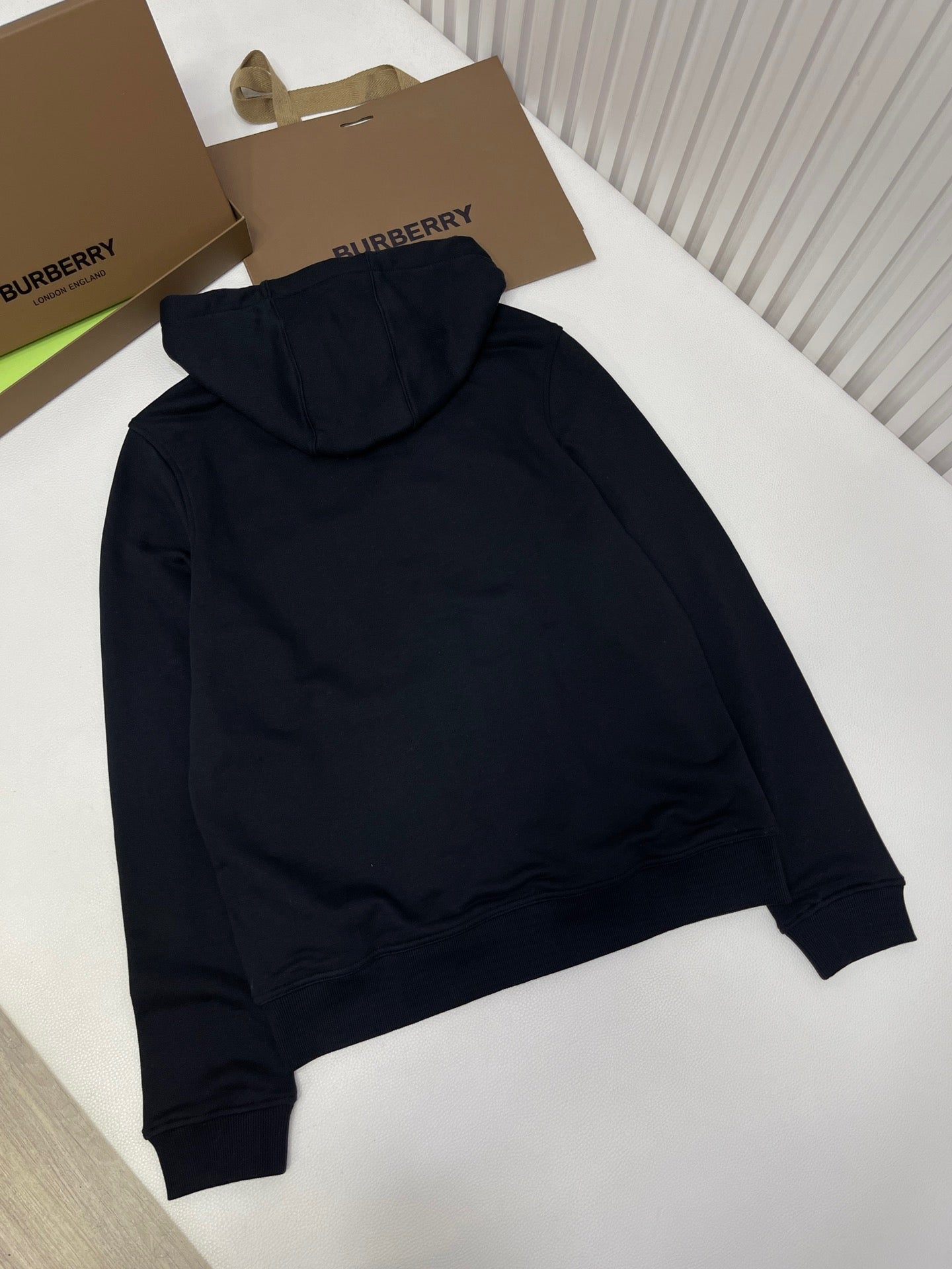Schwarze und graue Jacke