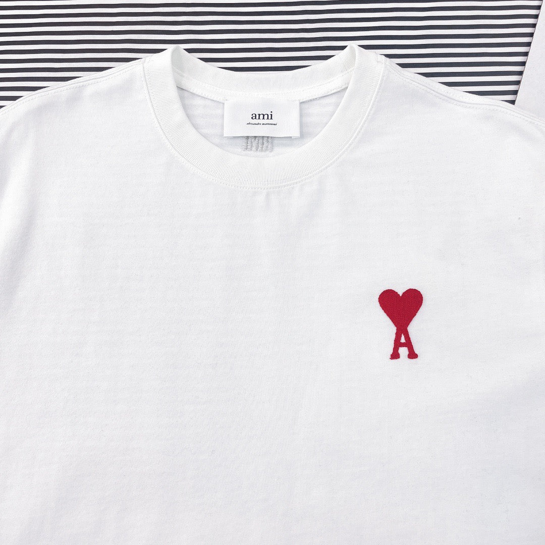 Weißes, schwarzes und graues T-Shirt