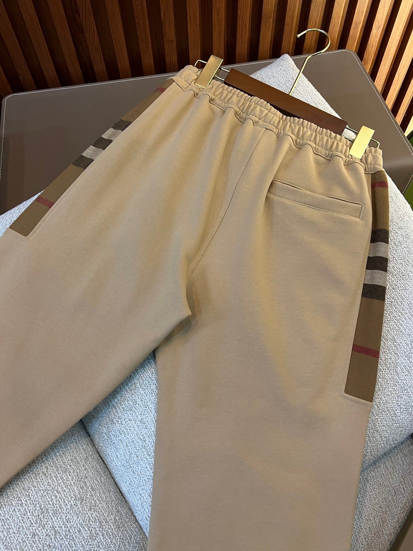 Schwarze, graue, khakifarbene und blaue Hose