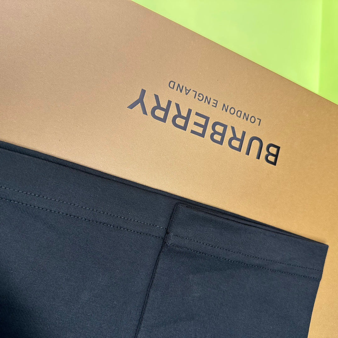 Weißes und schwarzes T-Shirt