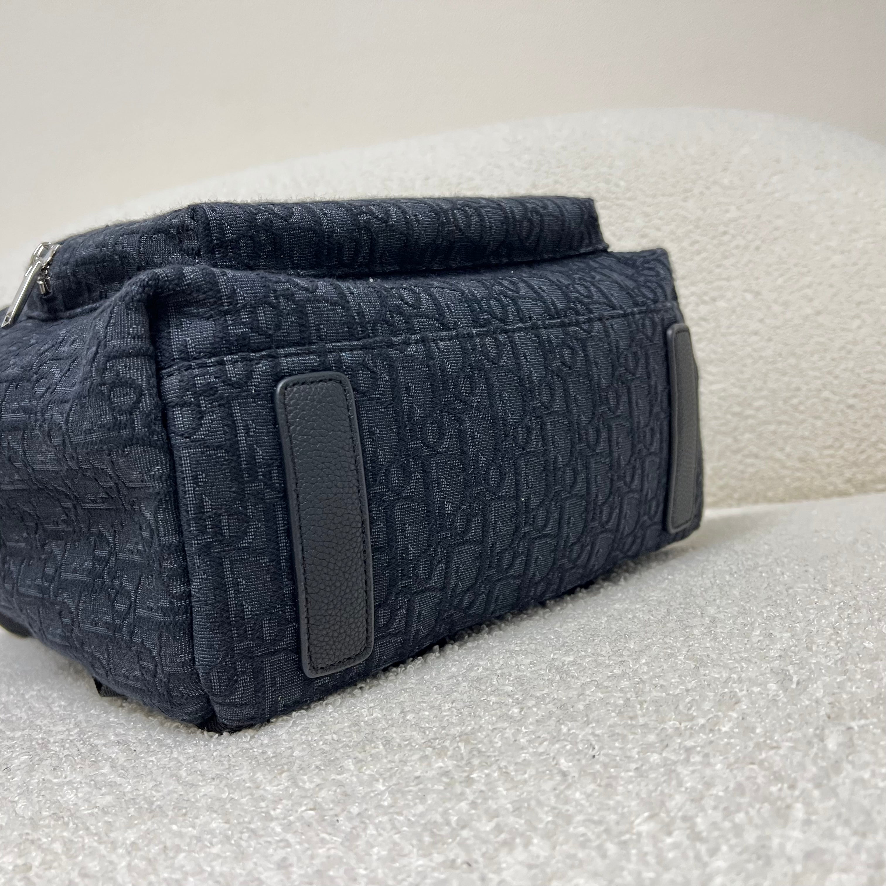 Blaue und schwarzgraue Tasche