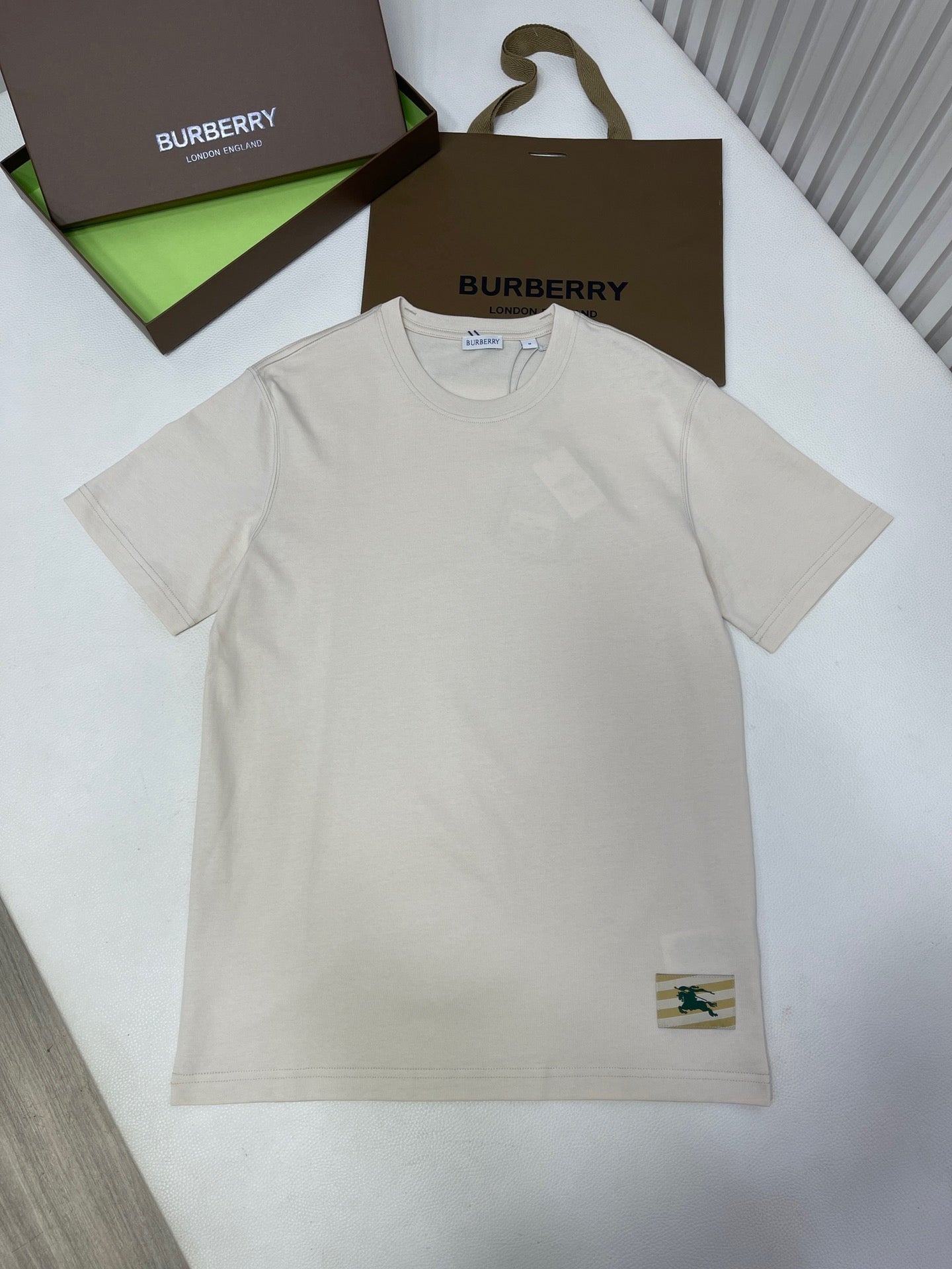 Weißes, grünes und schwarzes T-Shirt