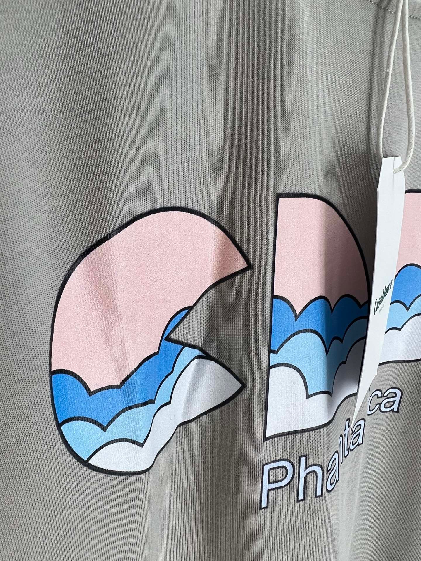 Graues und weißes T-Shirt