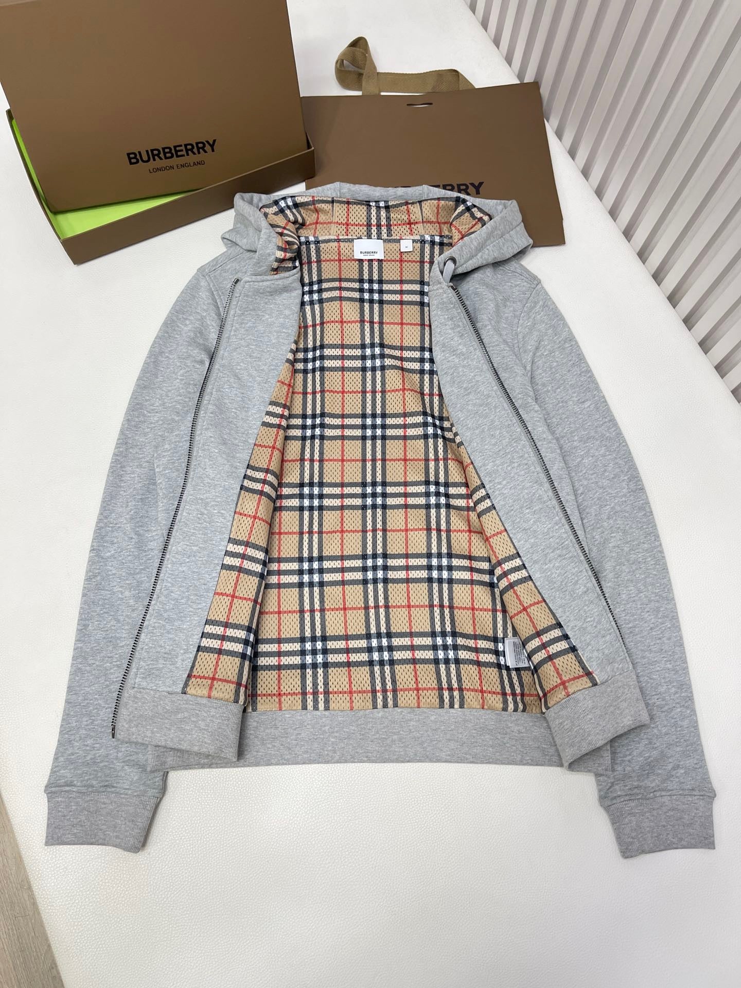 Schwarze und graue Jacke