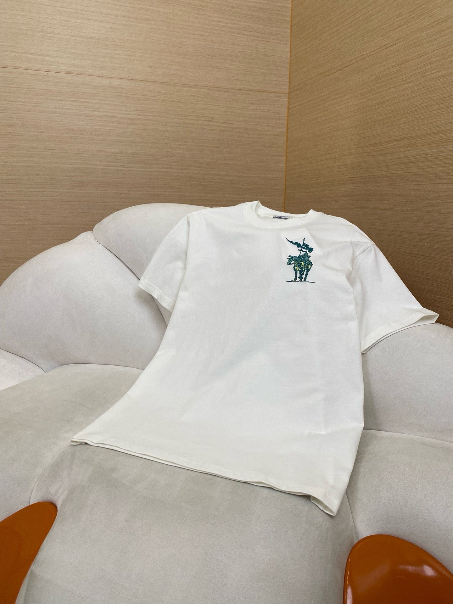 Grün-weißes T-Shirt