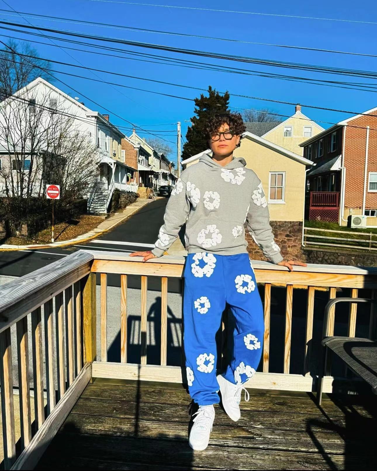 هودي باللونين الوردي والأزرق