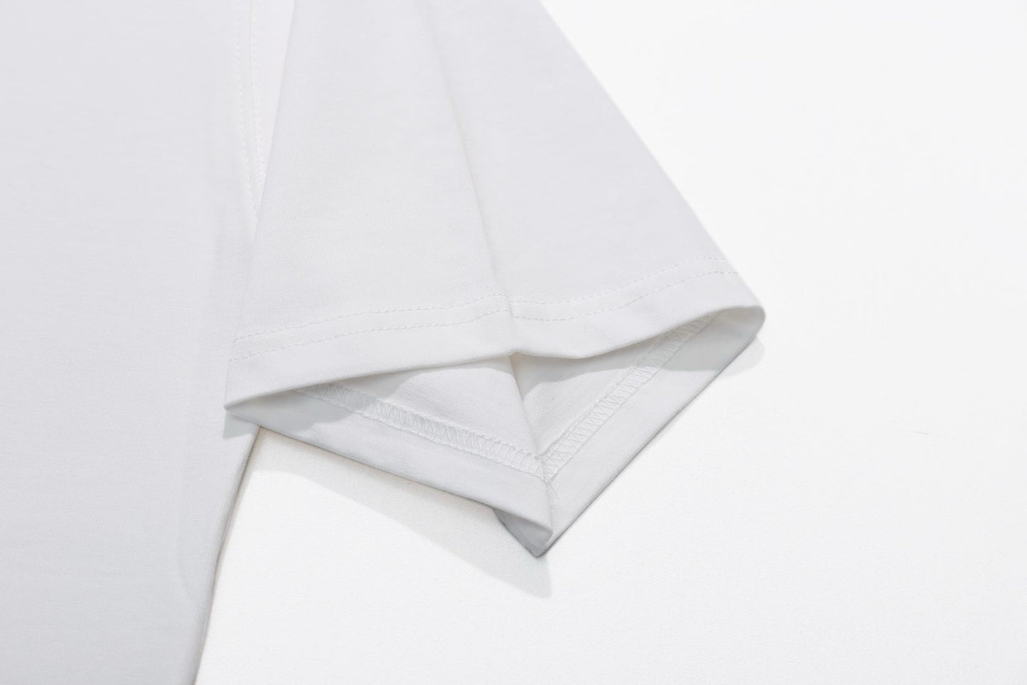 Weißes und schwarzes T-Shirt