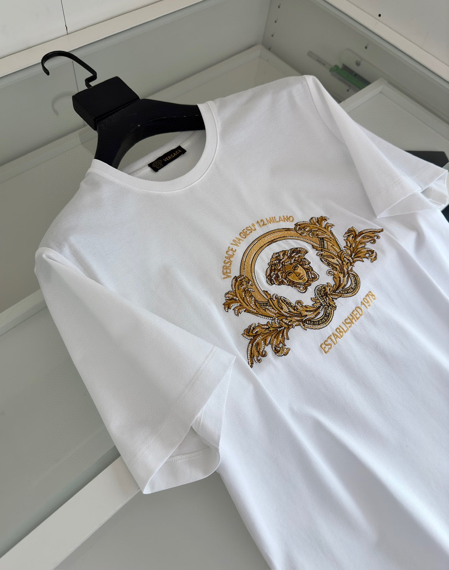 Schwarz-weißes T-Shirt