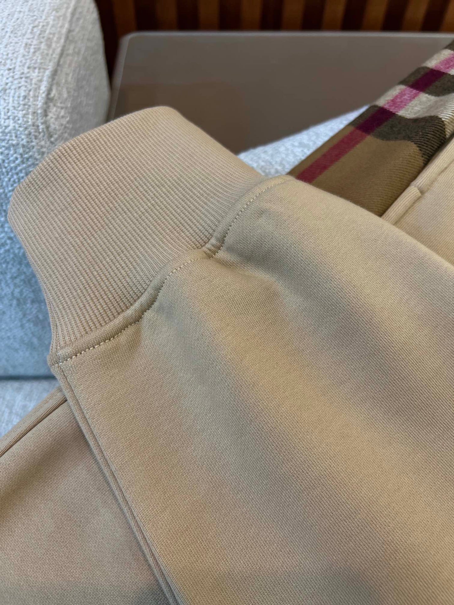 Schwarze, graue, khakifarbene und blaue Hose