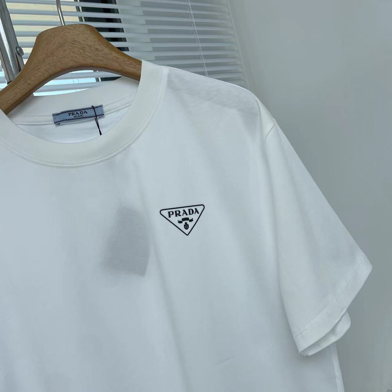 Schwarz-weißes T-Shirt