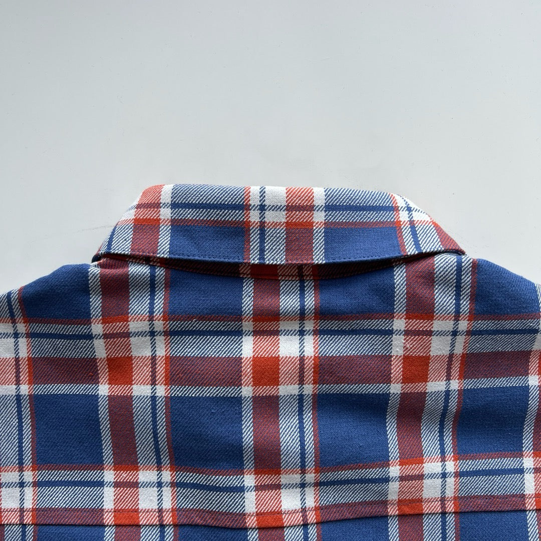 سترة حمراء وزرقاء