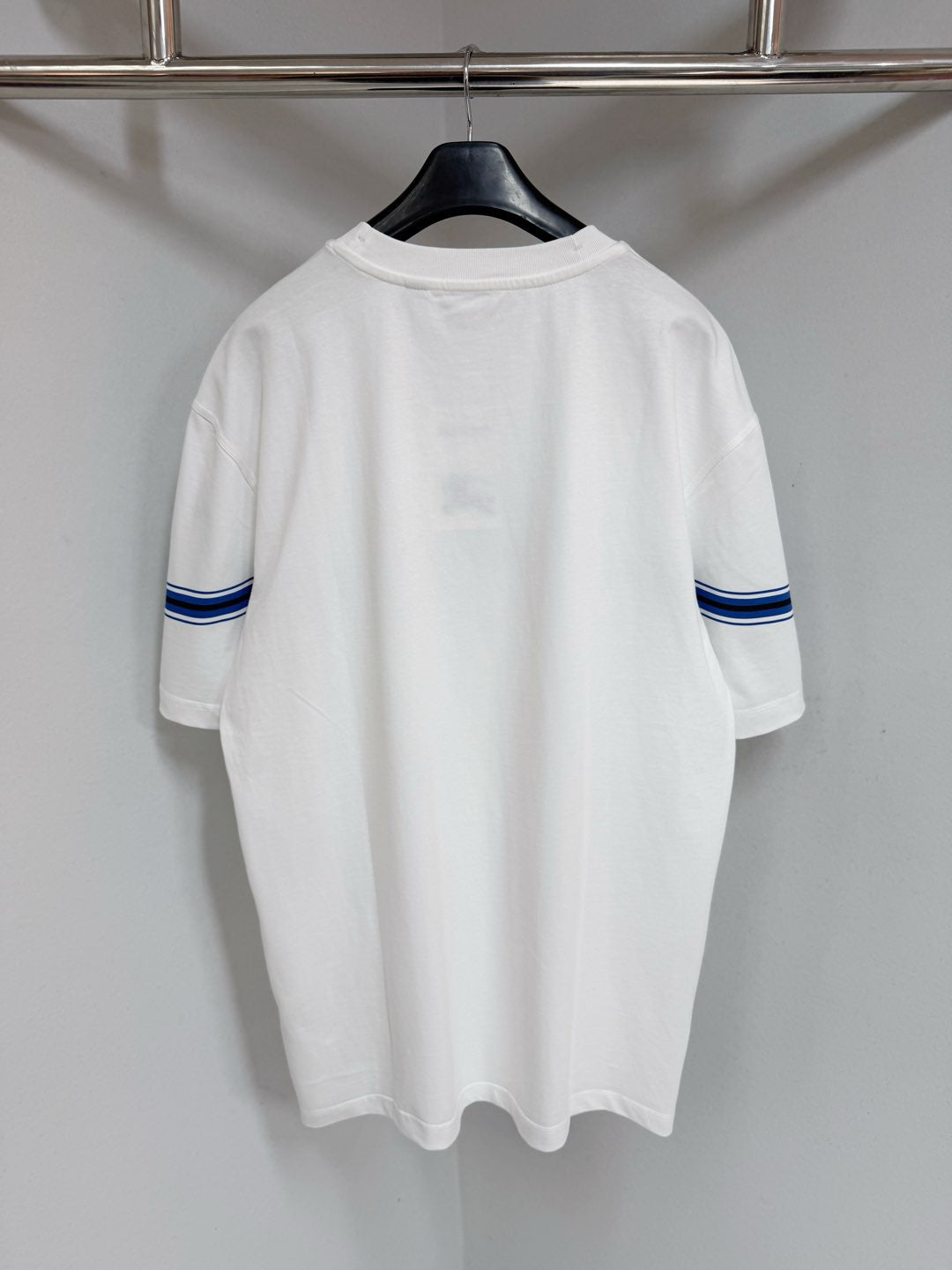 Schwarz-weißes T-Shirt