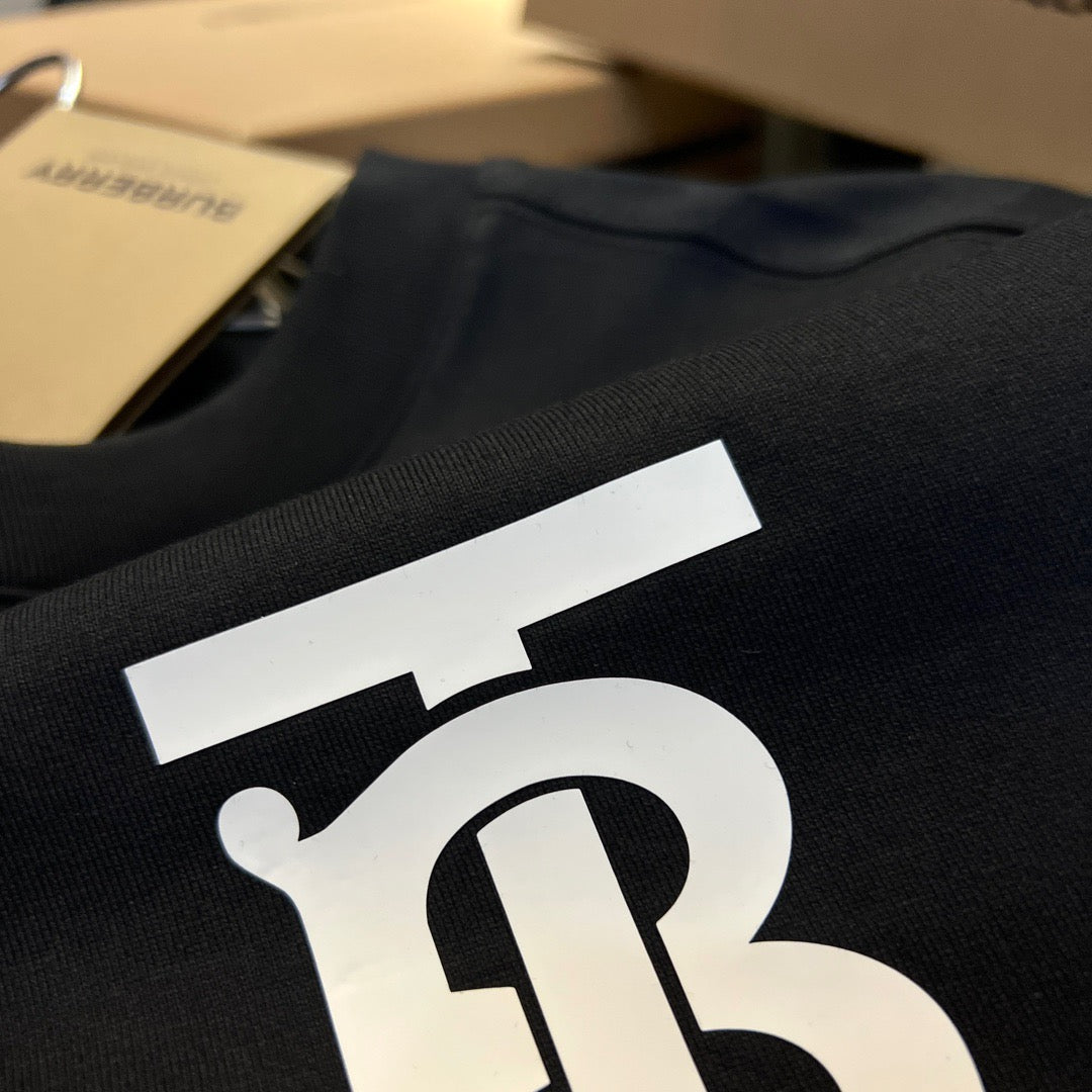 Schwarzes, khakifarbenes und weißes T-Shirt