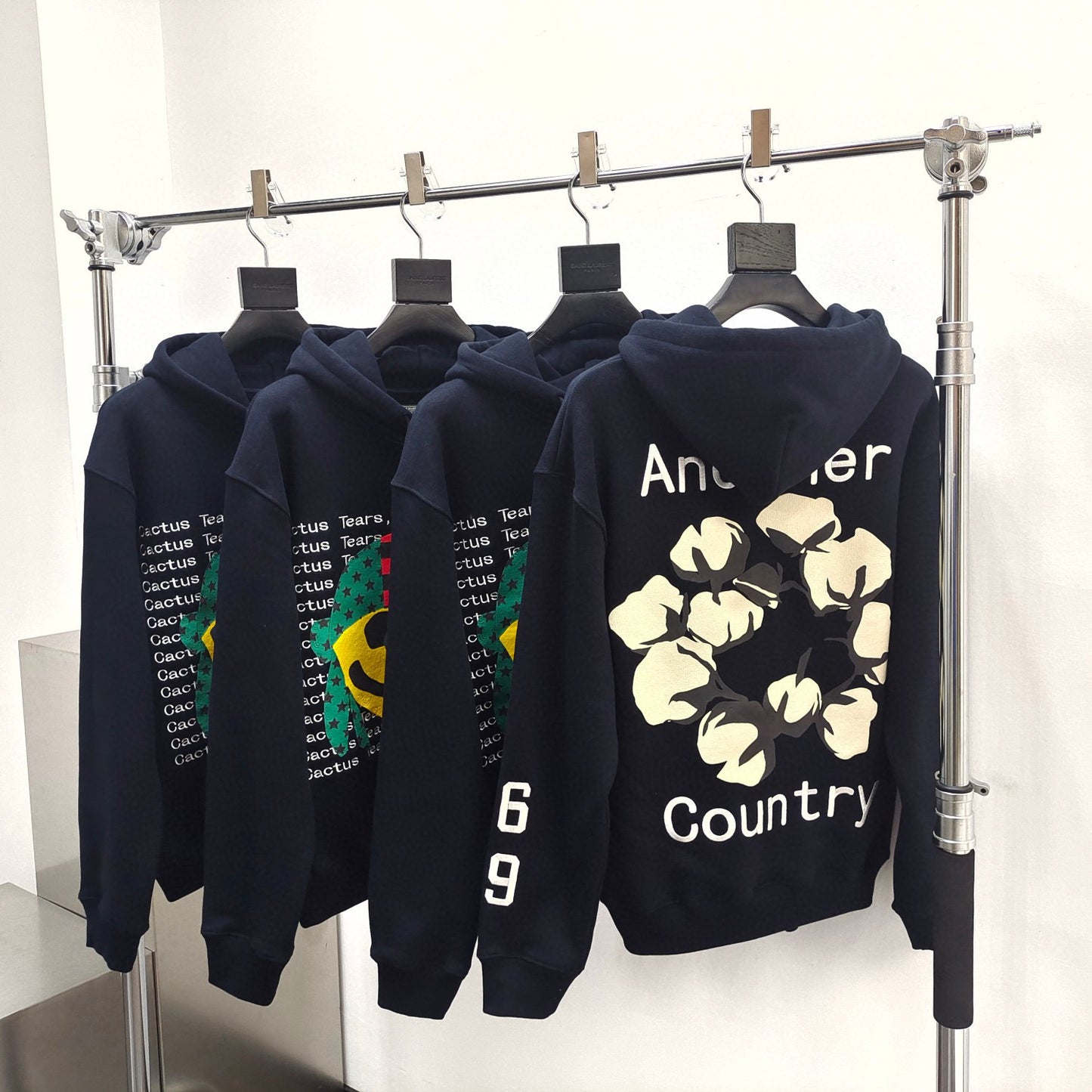 جارزة سوداء بقبعة شتوية