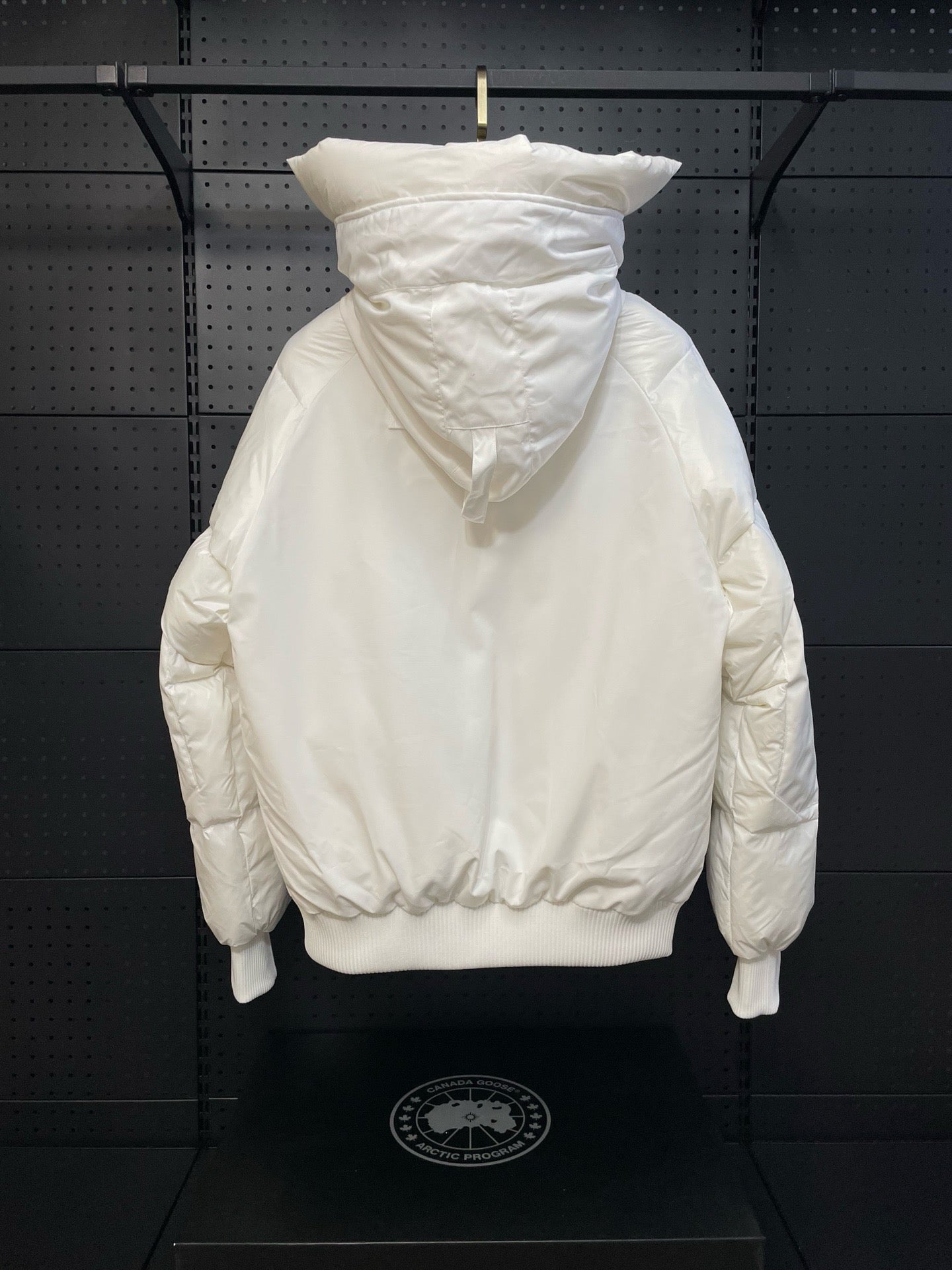 weiße und schwarze Jacke