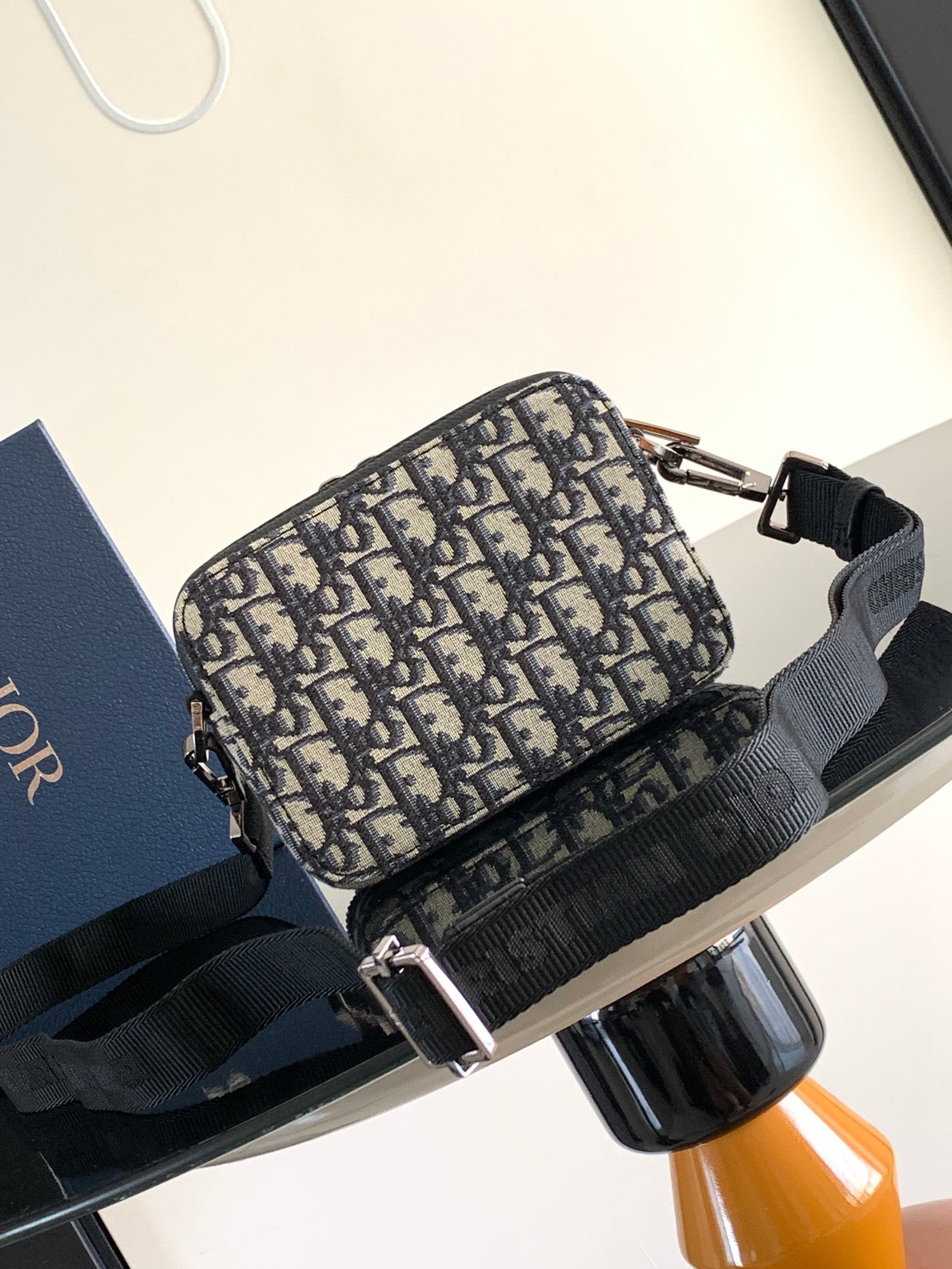 Aprikosen- und schwarze Tasche