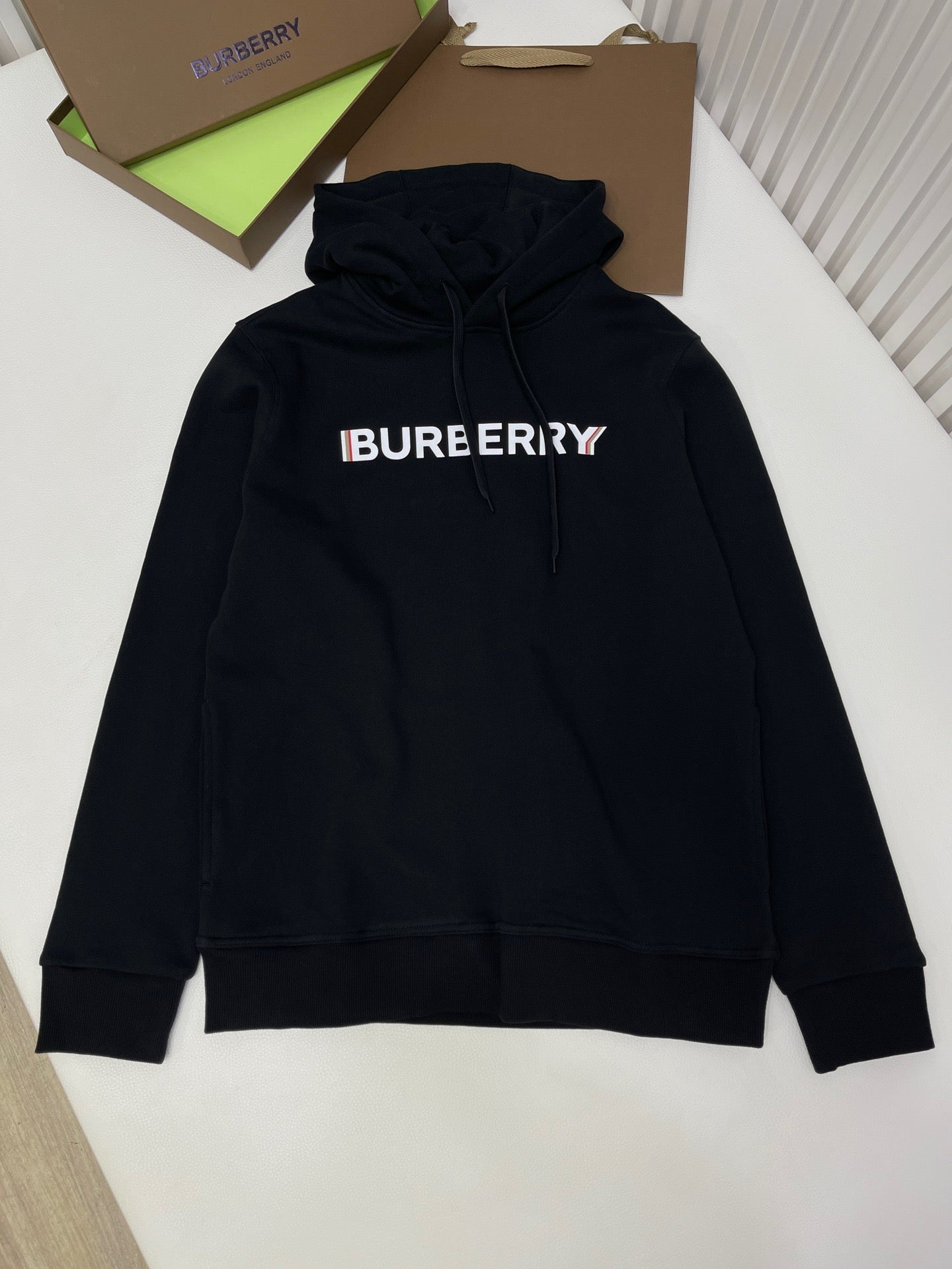 Schwarzer Hoodie
