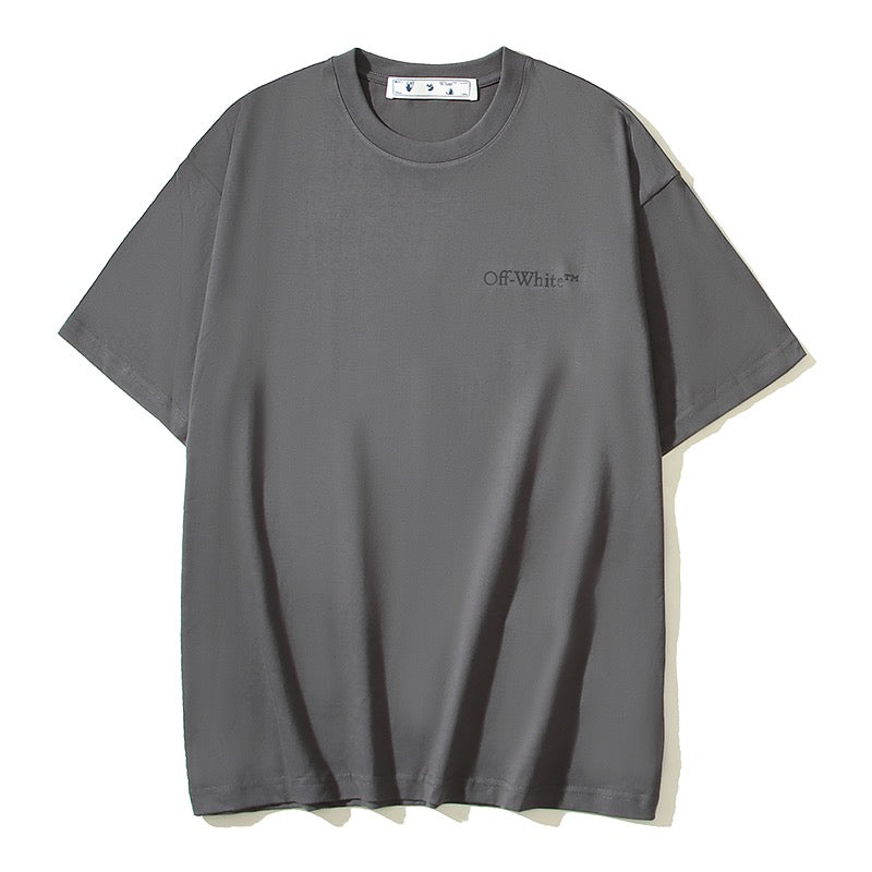Dunkelschwarzes, schwarz-weißes T-Shirt