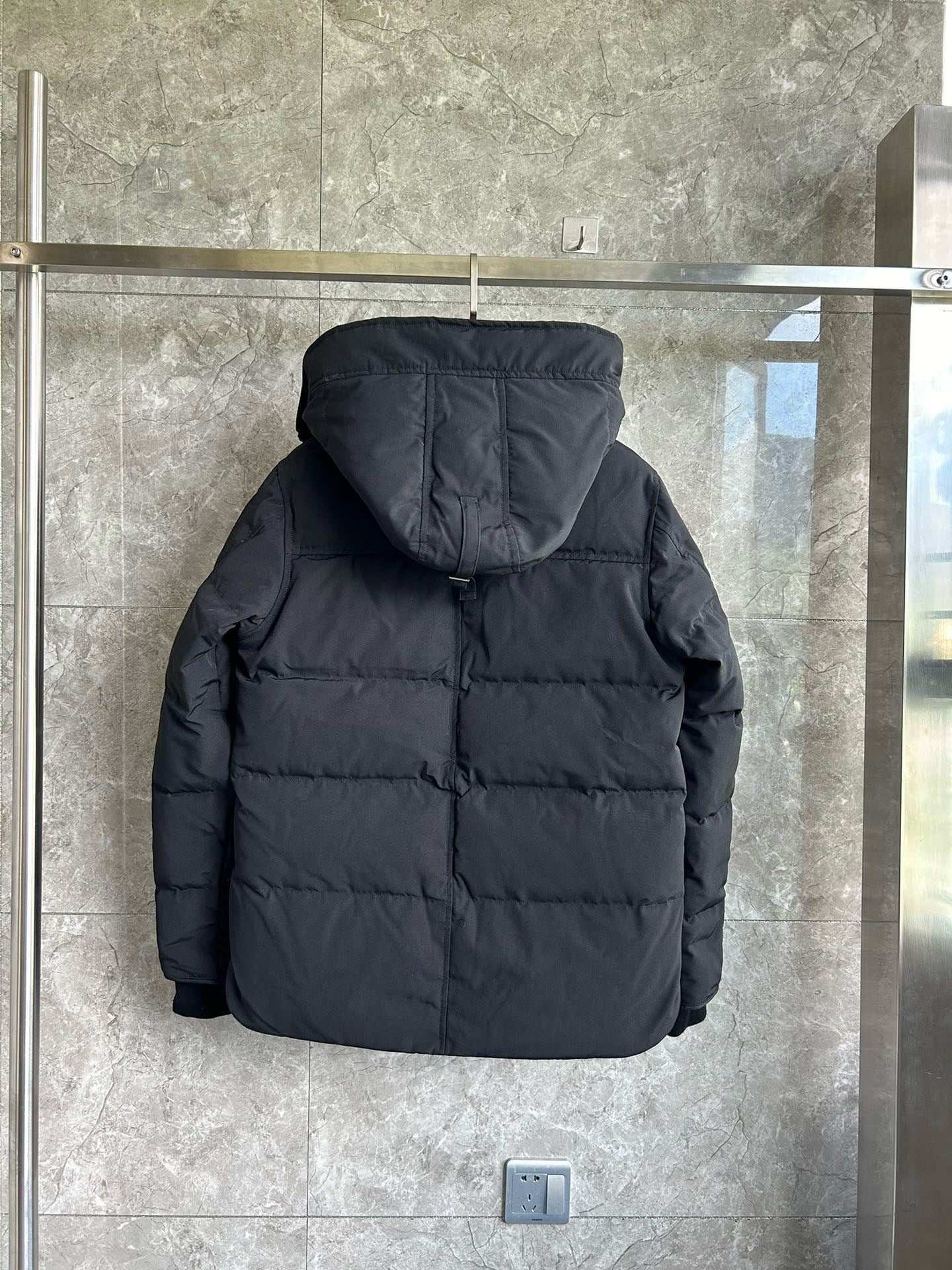 Weiße, graue, blaue und schwarze Jacke