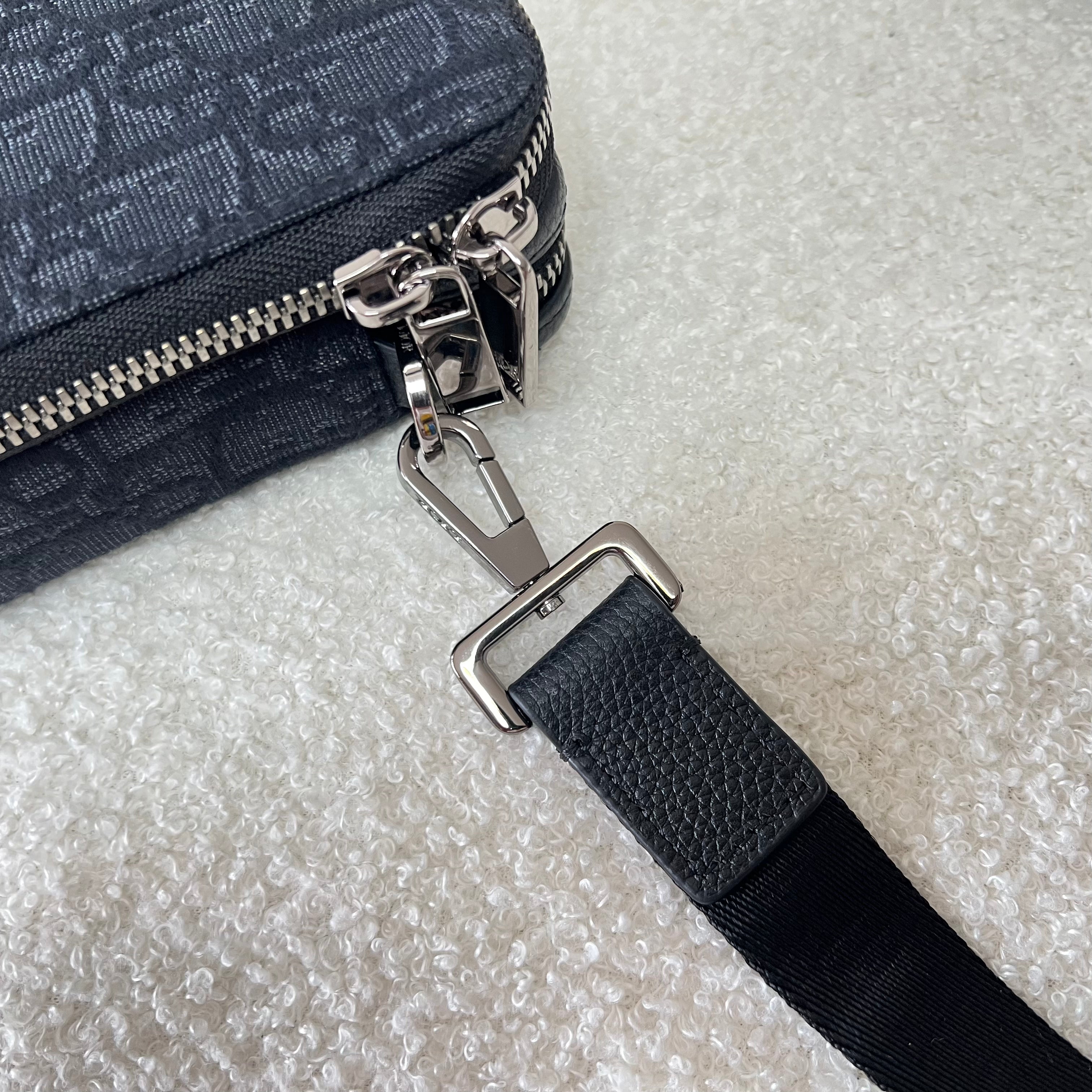Blaue und schwarzgraue Tasche