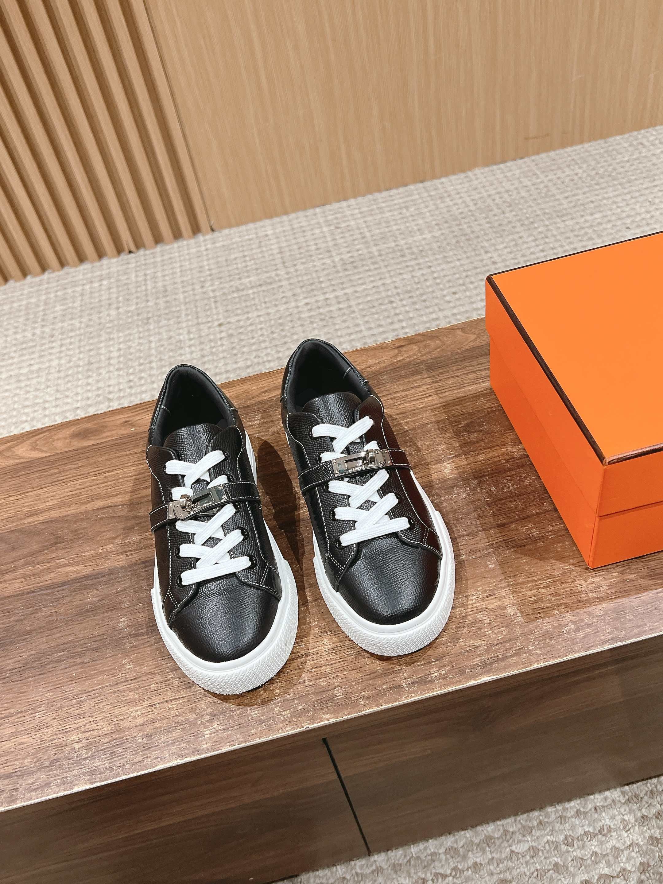 Mehrfarbige Schuhe