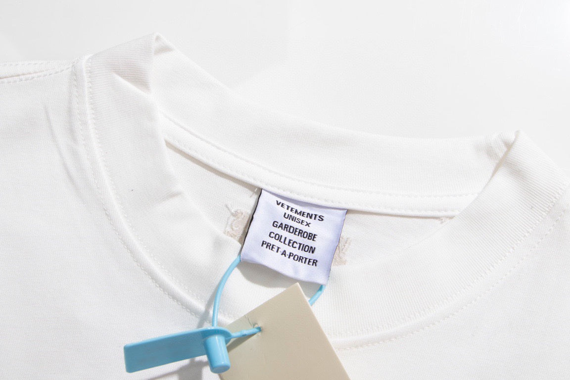 Schwarz-weißes T-Shirt