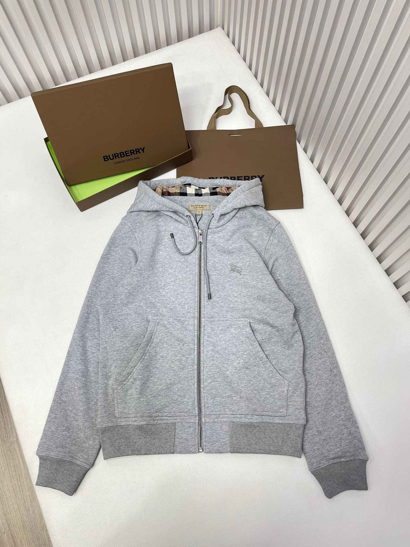 Schwarze und graue Jacke